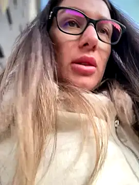 Snapshot of HotXMom chatting on 09/27/25, 03:55 HotXMom online show from 09/27/25, 03:55