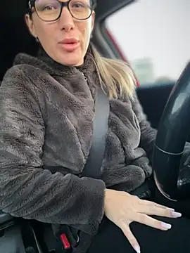 Snapshot of HotXMom chatting on 09/28/25, 04:07 HotXMom online show from 09/28/25, 04:07