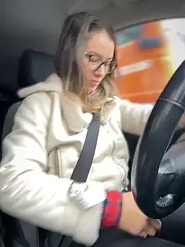 Snapshot of HotXMom chatting on 10/03/25, 05:59 HotXMom online show from 10/03/25, 05:59