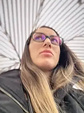 Snapshot of HotXMom chatting on 11/05/25, 06:46 HotXMom online show from 11/05/25, 06:46