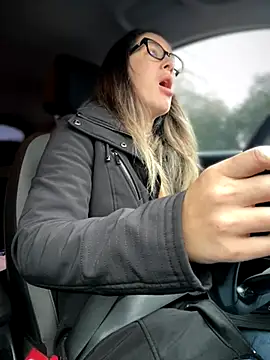 Snapshot of HotXMom chatting on 11/11/25, 06:46 HotXMom online show from 11/11/25, 06:46