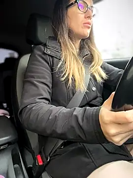 Snapshot of HotXMom chatting on 11/17/25, 06:52 HotXMom online show from 11/17/25, 06:52