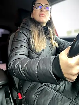 Snapshot of HotXMom chatting on 11/19/25, 06:46 HotXMom online show from 11/19/25, 06:46