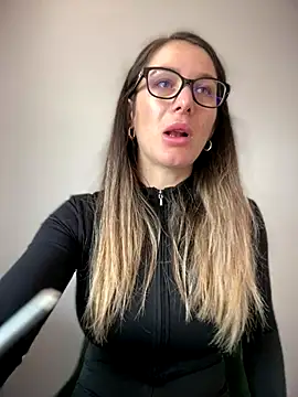 Snapshot of HotXMom chatting on 11/25/25, 07:19 HotXMom online show from 11/25/25, 07:19