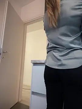 Snapshot of HotXMom chatting on 11/30/25, 11:58 HotXMom online show from 11/30/25, 11:58