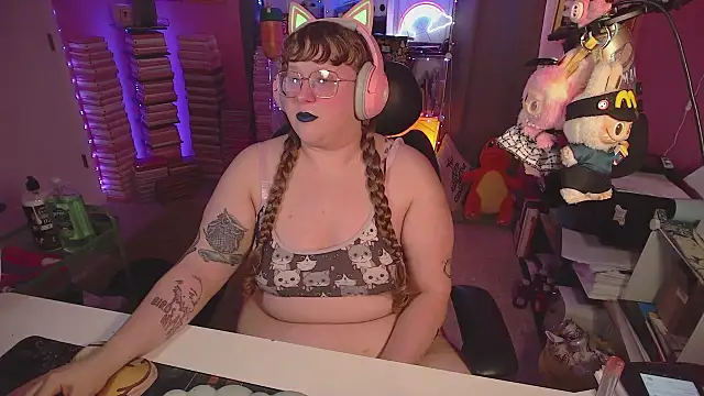 Snapshot of FatVeronica chatting on 06/24/26, 05:01 FatVeronica online show from 06/24/26, 05:01