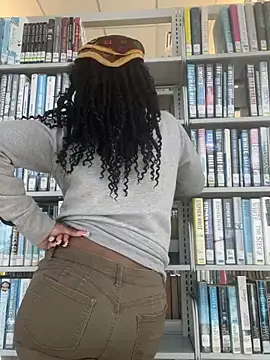 SweetChocolate555 online show from 03/01/25, 08:42