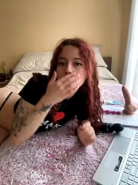 Snapshot of frikigyal chatting on 11/08/25, 10:19 frikigyal online show from 11/08/25, 10:19