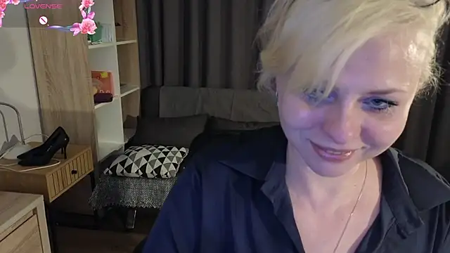 Snapshot of Gray_swann chatting on 03/22/25, 08:48 Gray swann online show from 03/22/25, 08:48