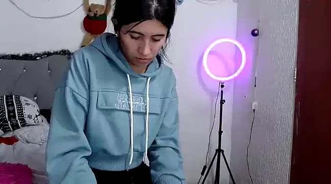 Snapshot of Yeimy_sweetf chatting on 12/05/24, 02:42 Yeimy sweetf online show from 12/05/24, 02:42