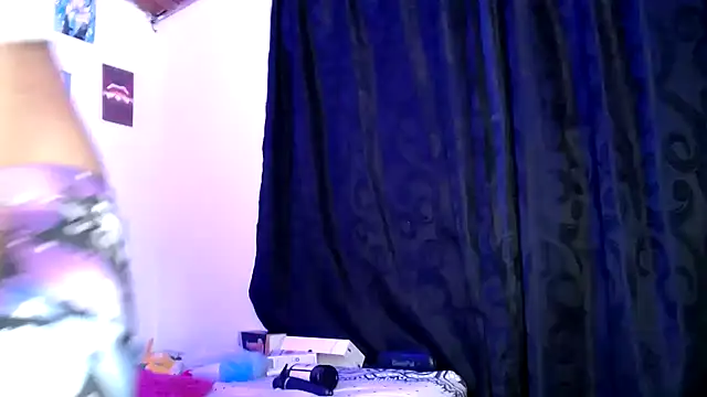 Snapshot of Yeimy_sweetf chatting on 01/14/25, 01:58 Yeimy sweetf online show from 01/14/25, 01:58