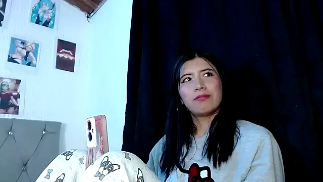 Snapshot of Yeimy_sweetf chatting on 01/15/25, 01:56 Yeimy sweetf online show from 01/15/25, 01:56