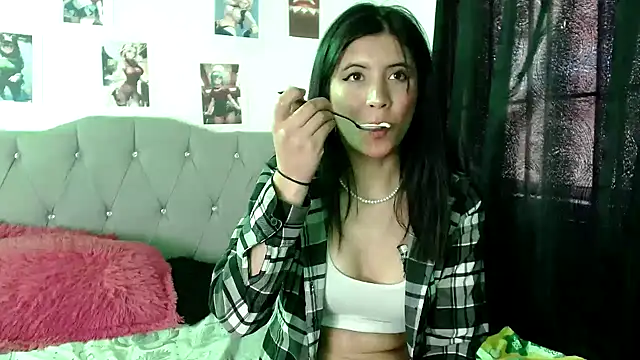 Snapshot of Yeimy_sweetf chatting on 01/15/25, 08:37 Yeimy sweetf online show from 01/15/25, 08:37