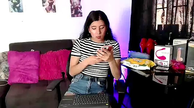 Snapshot of Yeimy_sweetf chatting on 02/02/25, 08:08 Yeimy sweetf online show from 02/02/25, 08:08