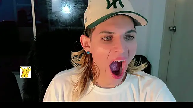 Snapshot of honey_skin chatting on 12/22/24, 07:54 honey skin online show from 12/22/24, 07:54