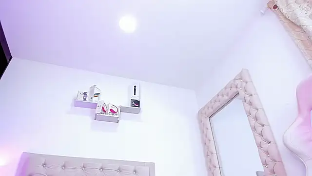 lorennahernandez01 online show from 01/28/25, 10:56