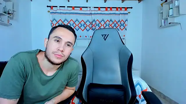 Snapshot of xxx_sweet_couple_ chatting on 12/17/24, 04:56 xxx sweet couple online show from 12/17/24, 04:56