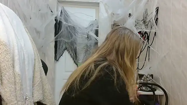 ElenaMaeer online show from 10/31/25, 09:10