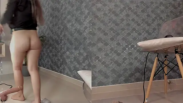 Snapshot of AnnWeltt chatting on 12/15/24, 12:18 AnnWeltt online show from 12/15/24, 12:18