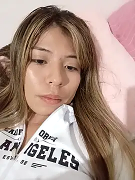 Snapshot of AnnWeltt chatting on 12/28/24, 01:18 AnnWeltt online show from 12/28/24, 01:18