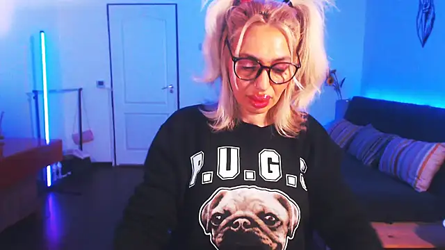 Snapshot of beauty_chl0e chatting on 01/02/25, 09:18 beauty chl0e online show from 01/02/25, 09:18