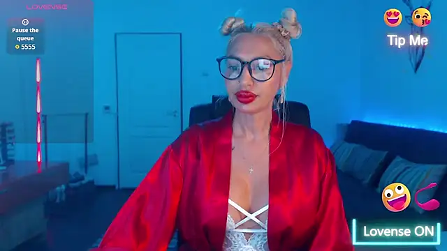 Snapshot of beauty_chl0e chatting on 09/10/25, 07:03 beauty chl0e online show from 09/10/25, 07:03