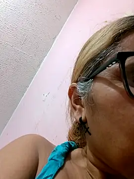 Snapshot of _candi chatting on 09/25/25, 11:36 candi online show from 09/25/25, 11:36