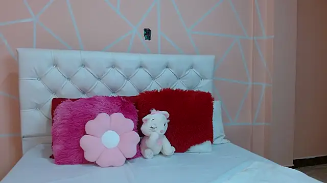 Snapshot of hantonella_ chatting on 09/13/25, 07:35 hantonella  online show from 09/13/25, 07:35