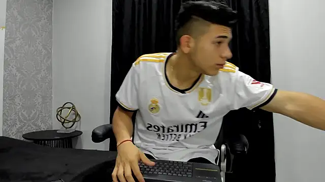 andrew rose  online show from 01/07/25, 02:30