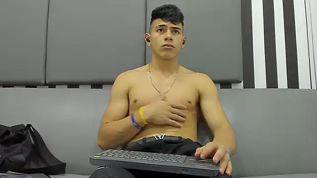 andrew rose  online show from 02/07/25, 09:15