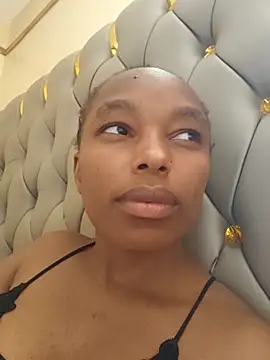 Snapshot of Missthigh chatting on 02/13/26, 12:12 Missthigh online show from 02/13/26, 12:12