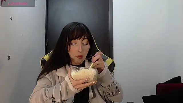 Snapshot of v1cky_ chatting on 10/06/25, 11:02 v1cky online show from 10/06/25, 11:02