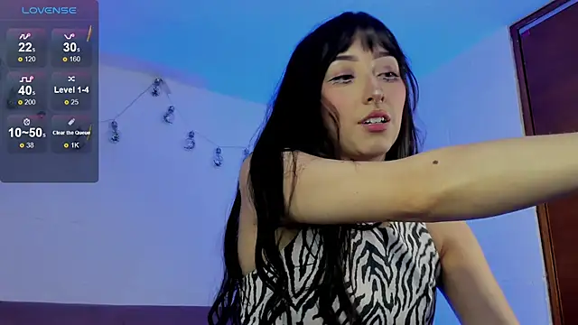 Snapshot of v1cky_ chatting on 10/30/25, 10:32 v1cky online show from 10/30/25, 10:32