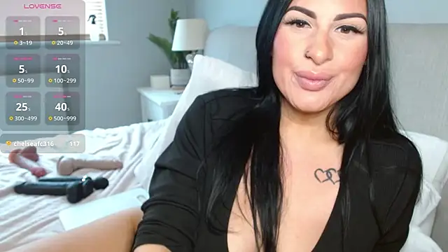 Layla UK online show from 10/15/25, 11:10