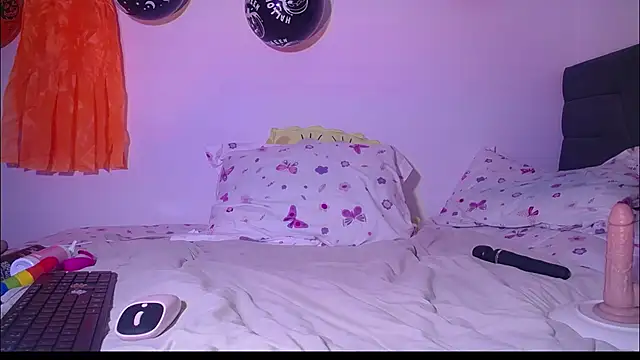 Snapshot of Yinn_Silver chatting on 10/17/25, 03:53 Yinn Silver online show from 10/17/25, 03:53