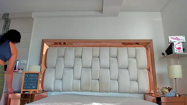 emilyparkerr01 online show from 02/20/25, 10:04