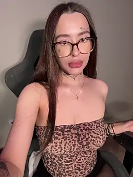 Snapshot of fuckdoll_18 chatting on 02/27/26, 02:06 fuckdoll 18 online show from 02/27/26, 02:06