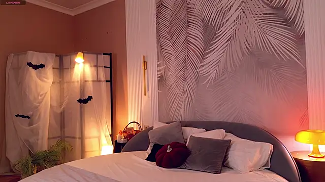 Snapshot of Miley_Smile chatting on 10/31/25, 04:46 Miley Smile online show from 10/31/25, 04:46