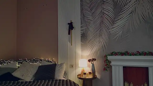 Snapshot of Miley_Smile chatting on 12/15/25, 05:34 Miley Smile online show from 12/15/25, 05:34