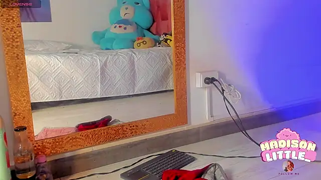 Snapshot of madison_little_ chatting on 03/19/25, 05:50 madison little online show from 03/19/25, 05:50