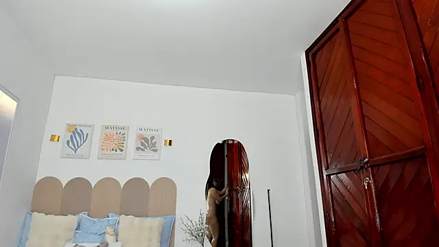 Snapshot of layla_vanegas chatting on 06/12/26, 10:41 layla vanegas online show from 06/12/26, 10:41