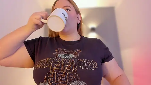 sophiarossee  online show from 02/03/25, 12:25