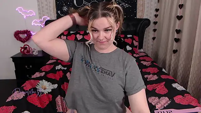 Snapshot of DaisieMaeXO chatting on 02/12/25, 01:30 DaisieMaeXO online show from 02/12/25, 01:30