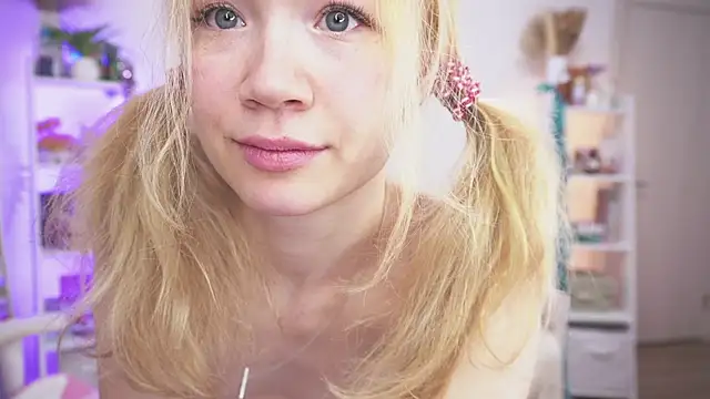 Snapshot of Lily_Young chatting on 12/27/24, 08:35 Lily Young online show from 12/27/24, 08:35