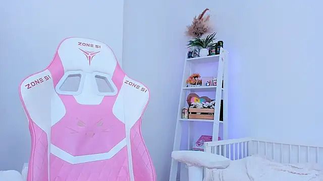 Snapshot of Lily_Young chatting on 03/18/25, 06:46 Lily Young online show from 03/18/25, 06:46