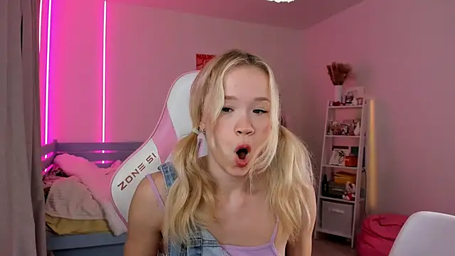 Snapshot of Lily_Young chatting on 10/17/25, 04:26 Lily Young online show from 10/17/25, 04:26