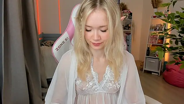 Snapshot of Lily_Young chatting on 10/22/25, 04:35 Lily Young online show from 10/22/25, 04:35