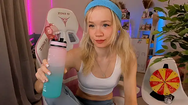 Snapshot of Lily_Young chatting on 11/19/25, 04:56 Lily Young online show from 11/19/25, 04:56