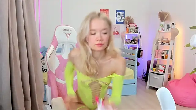 Snapshot of Lily_Young chatting on 11/28/25, 05:32 Lily Young online show from 11/28/25, 05:32