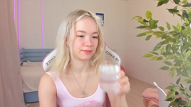 Snapshot of Lily_Young chatting on 12/05/25, 03:37 Lily Young online show from 12/05/25, 03:37